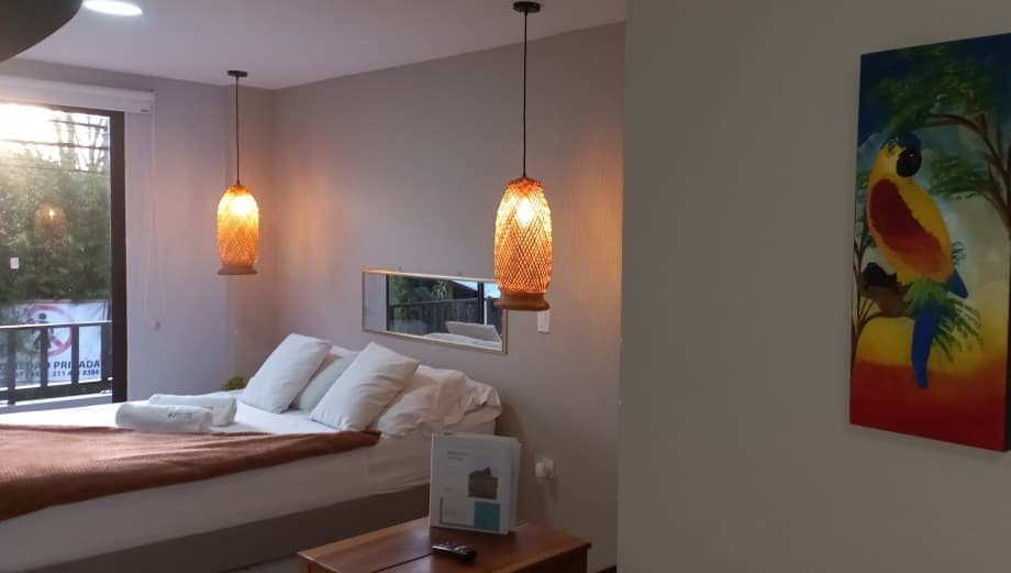 Loft con cama doble, iluminación cálida y cocina integrada